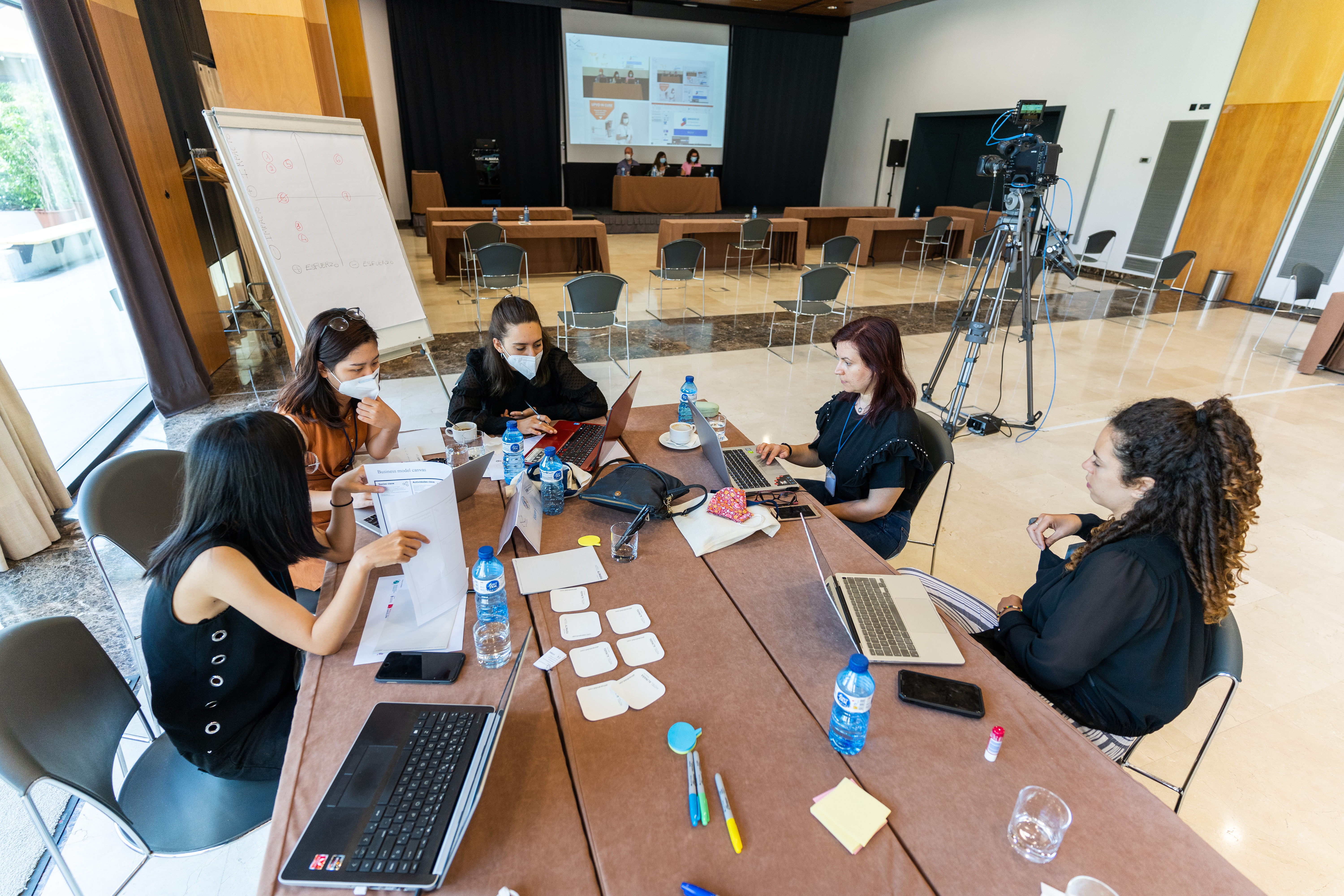 Fotografía de: Cinco alumnas del CETT ganan el premio Amadeus for Developers de la hackatón Miro in Cube con el proyecto Slowcal | CETT